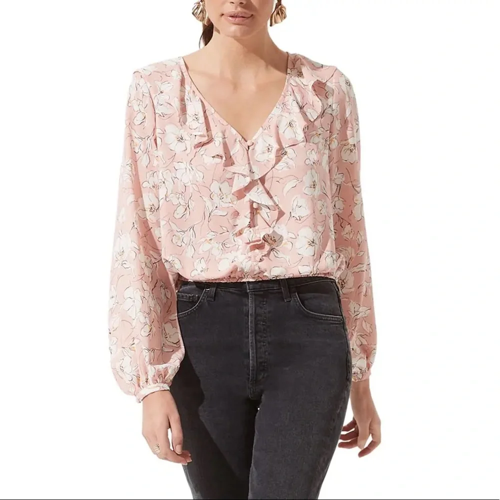 astr | ruffled button-front floral v-neck blouse blush pink m